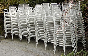 Gartenmöbel wegräumen.